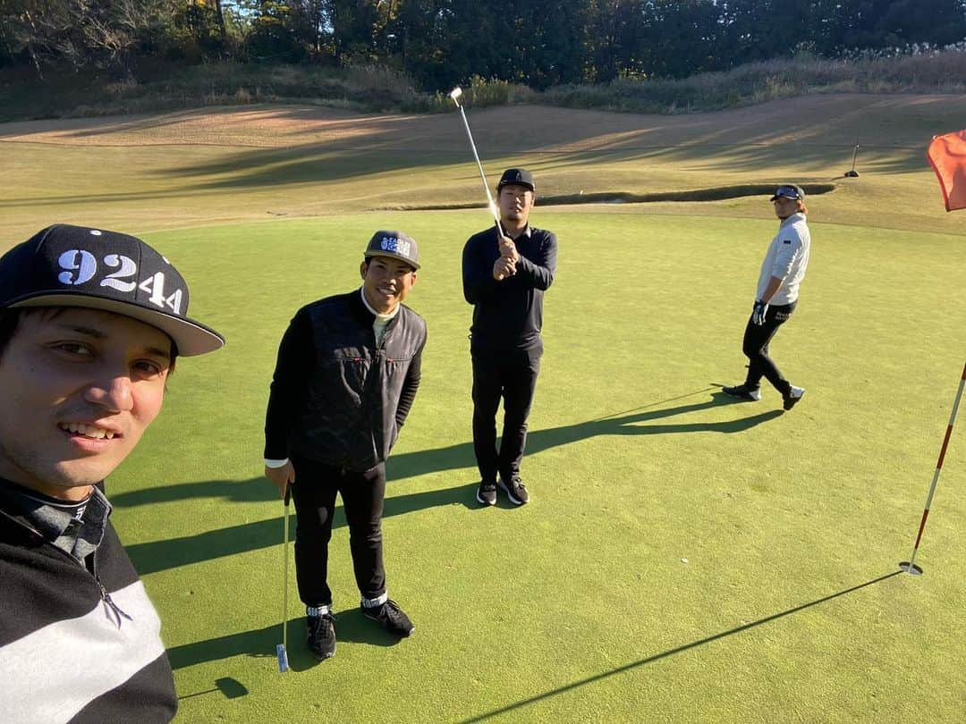 国吉佑樹のインスタグラム：「再会。⛳️  #楽しかった #オフ初ゴルフ #10ヶ月ぶり　？ #案外できた #鉄塔直撃弾」