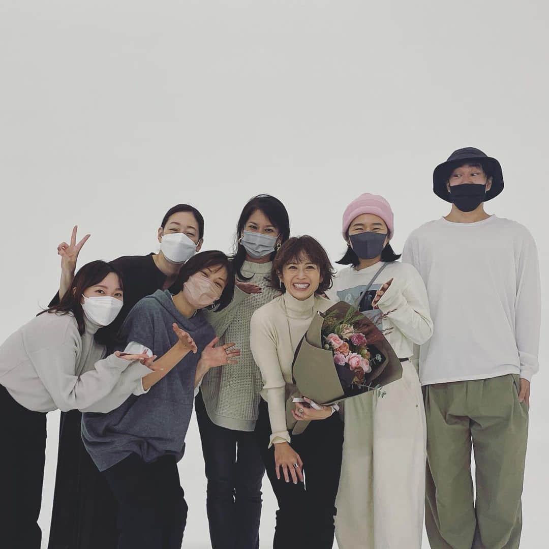 畑野ひろ子のインスタグラム：「@story_love40  今日の撮影チーム💛💛💛 #thankyou」