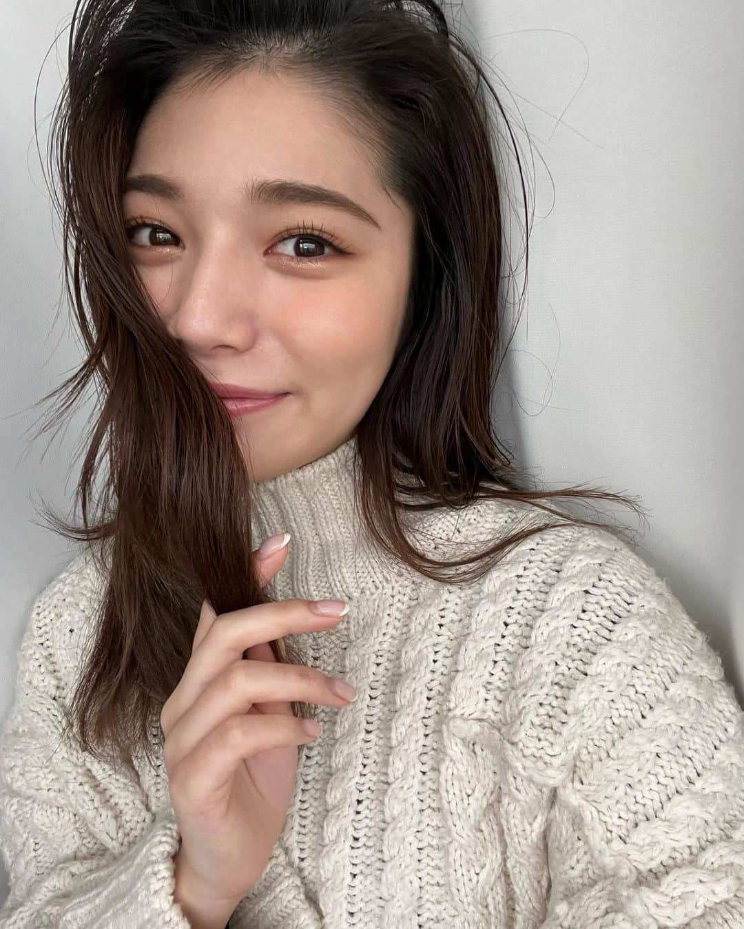 浪花ほのかのインスタグラム：「最近のお気に入りコスメさん！！ 目の下をキラキラするのにハマってます。 今日のメイクのポイントは あまり今までチークを塗らなかったのですが、最近は挑戦中で少し、女の子っぽいお顔を目指しました😂笑」