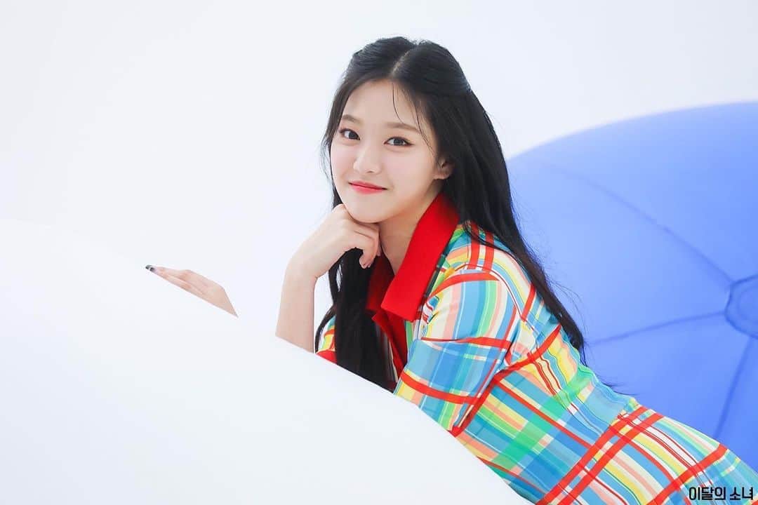 のインスタグラム：「📣 Hulalala Hulalala💃  #LOONA の初日本シングルジャケット撮影現場を今すぐNAVER POSTでご確認下さい😆  Hulalala Hulalala💃  Go check out the set of Japan debut album MV shoot on NAVER post right now😆  👉👉 http://naver.me/xoR7afDf  #今月の少女 #HULA_HOOP #StarSeed〜カクセイ〜」