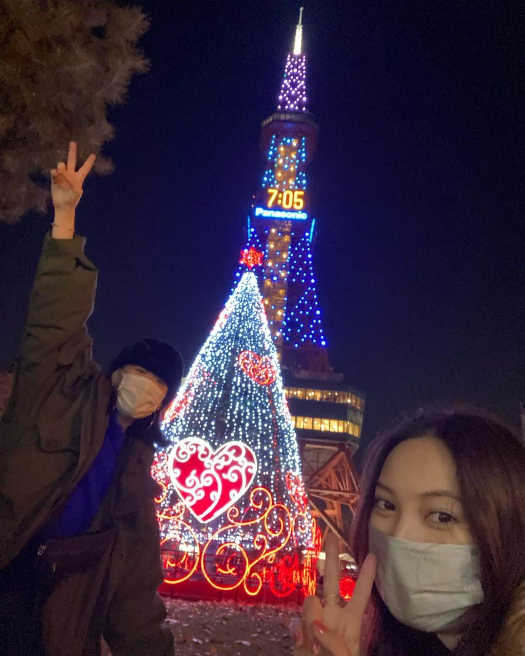 大政絢のインスタグラム：「そして、大通り公園ではイルミネーションが🎄✨ とても綺麗✨ ヘアメイクの 由梨ちゃんと一緒にゆっくりお散歩しながらパワーチャージ❄️❄️❄️ ムービーの後ろで流れている曲がGLAYさん👏(音量注意です！)  #北海道#大通公園#イルミネーション」