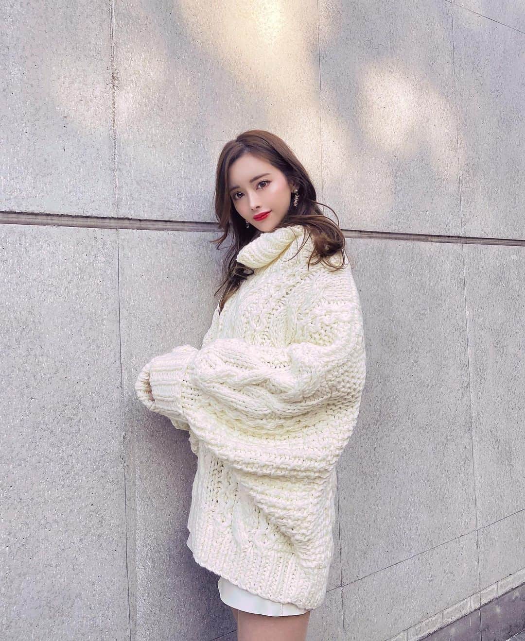 小川ももえさんのインスタグラム写真 - (小川ももえInstagram)「@belinda_official_world  今年の新作ニットも🧶bigシルエットがかわいい❄️✨  Netflixで地獄が呼んでいる見てるんだけど怖くてゾワゾワする〜♡ みんな見てる？🦍あいつがゴリラにしか見えない🐶🍄  🦍🦍🦍💫☠️  #belinda#ベリンダ」11月25日 19時24分 - momoe_0406