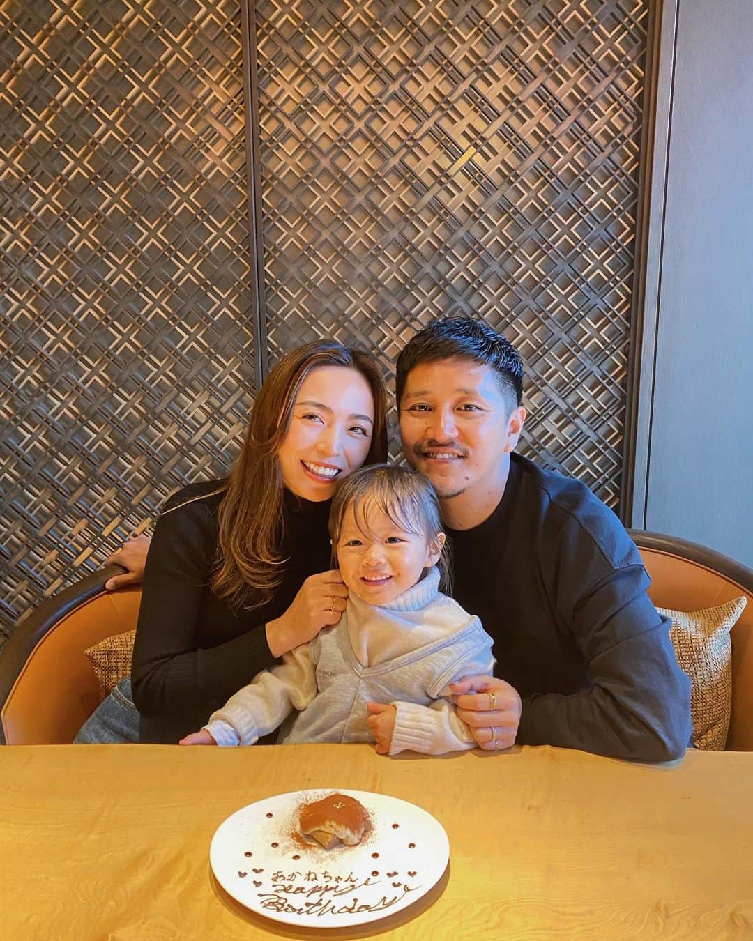 里見茜さんのインスタグラム写真 - (里見茜Instagram)「⋆⸜ ⚘ ⸝⋆  32歳になりました🎂  子育て、仕事、遊びと欲張っていたらバタバタで記憶があまりない今年😇  とにかく目まぐるしい1年でした。(毎年言ってるかも。笑)  自分の誕生日なんて忘れがちな年齢になってきましたが、  この歳になっても祝ってくれる友人、家族、フォロワーの皆さん、いつも幸せをくれるみんな、ありがとう❤️  ３２歳も健康を第一に考えて🙏  母として、女性として色々な事に挑戦して行きたいです。  #mybirthday #お誕生日 #32歳」11月25日 19時26分 - satomiakane