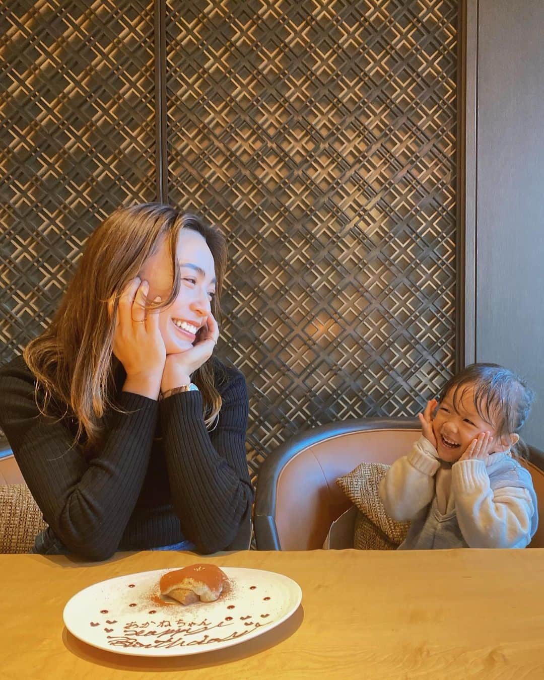 里見茜さんのインスタグラム写真 - (里見茜Instagram)「⋆⸜ ⚘ ⸝⋆  32歳になりました🎂  子育て、仕事、遊びと欲張っていたらバタバタで記憶があまりない今年😇  とにかく目まぐるしい1年でした。(毎年言ってるかも。笑)  自分の誕生日なんて忘れがちな年齢になってきましたが、  この歳になっても祝ってくれる友人、家族、フォロワーの皆さん、いつも幸せをくれるみんな、ありがとう❤️  ３２歳も健康を第一に考えて🙏  母として、女性として色々な事に挑戦して行きたいです。  #mybirthday #お誕生日 #32歳」11月25日 19時26分 - satomiakane