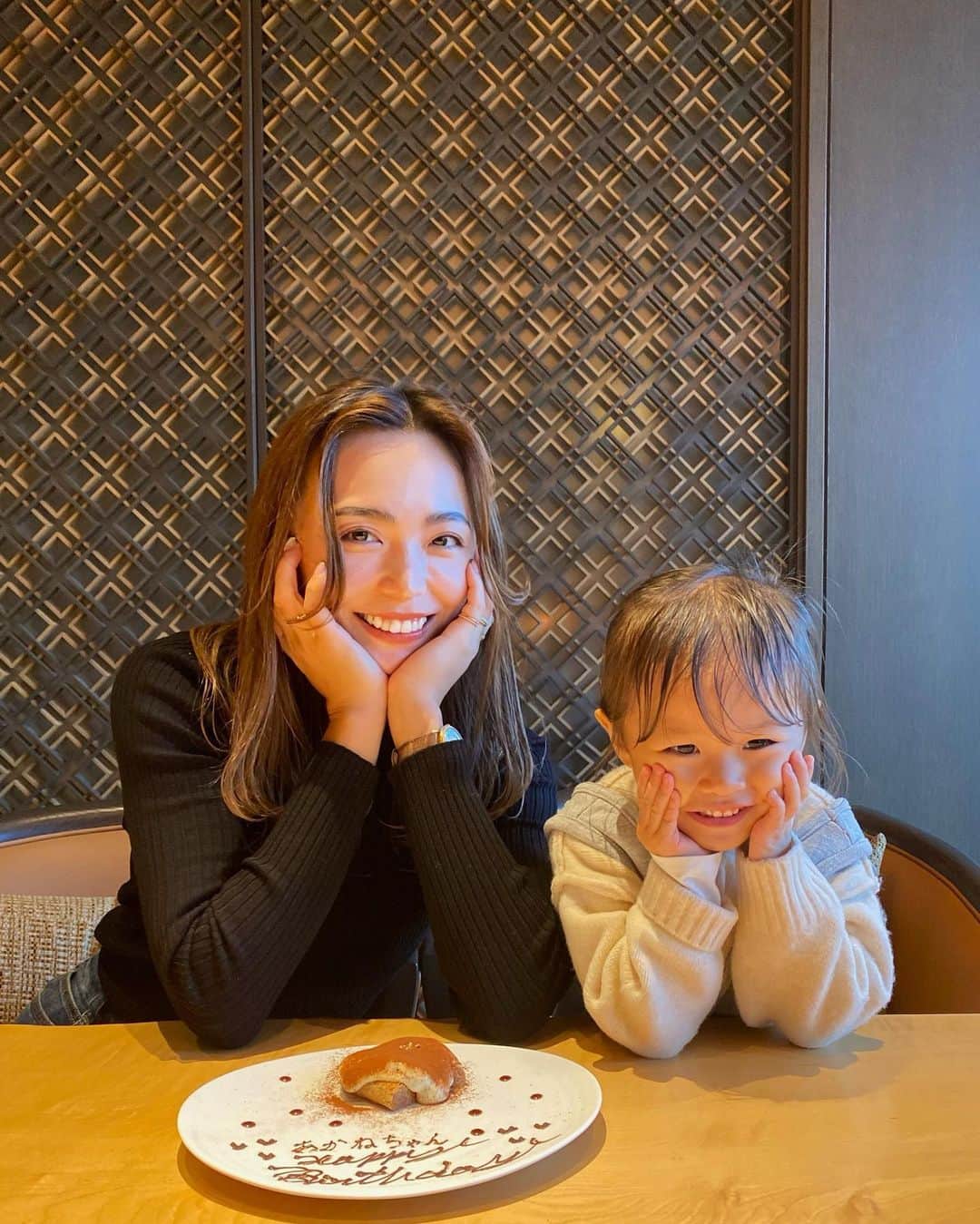 里見茜さんのインスタグラム写真 - (里見茜Instagram)「⋆⸜ ⚘ ⸝⋆  32歳になりました🎂  子育て、仕事、遊びと欲張っていたらバタバタで記憶があまりない今年😇  とにかく目まぐるしい1年でした。(毎年言ってるかも。笑)  自分の誕生日なんて忘れがちな年齢になってきましたが、  この歳になっても祝ってくれる友人、家族、フォロワーの皆さん、いつも幸せをくれるみんな、ありがとう❤️  ３２歳も健康を第一に考えて🙏  母として、女性として色々な事に挑戦して行きたいです。  #mybirthday #お誕生日 #32歳」11月25日 19時26分 - satomiakane