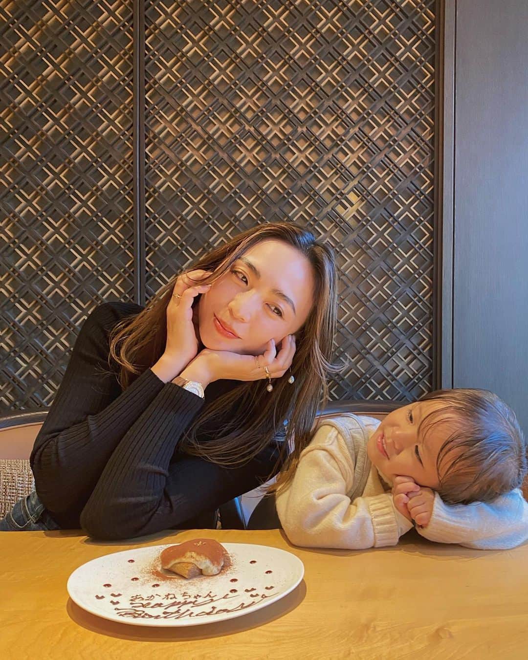 里見茜さんのインスタグラム写真 - (里見茜Instagram)「⋆⸜ ⚘ ⸝⋆  32歳になりました🎂  子育て、仕事、遊びと欲張っていたらバタバタで記憶があまりない今年😇  とにかく目まぐるしい1年でした。(毎年言ってるかも。笑)  自分の誕生日なんて忘れがちな年齢になってきましたが、  この歳になっても祝ってくれる友人、家族、フォロワーの皆さん、いつも幸せをくれるみんな、ありがとう❤️  ３２歳も健康を第一に考えて🙏  母として、女性として色々な事に挑戦して行きたいです。  #mybirthday #お誕生日 #32歳」11月25日 19時26分 - satomiakane