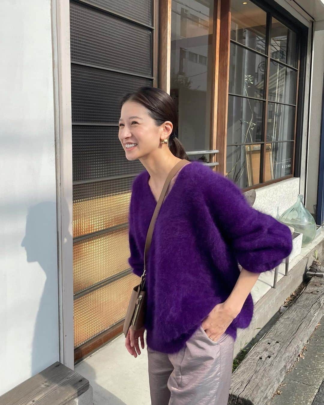 松本恵奈さんのインスタグラム写真 - (松本恵奈Instagram)「今日の私服はめちゃくちゃお気に入りのパープル×パープルのコーディネートでした♡ ビビッとなカラーがたまらなく可愛いです☺️💕パンツもパープルだけど色んな色味に合わせやすいのでこちらもオススメアイテム◎ 発売中なので是非、checkしてみてねー！！  #clane #私服 #私服コーデ #お出かけ」11月25日 19時37分 - ena1123