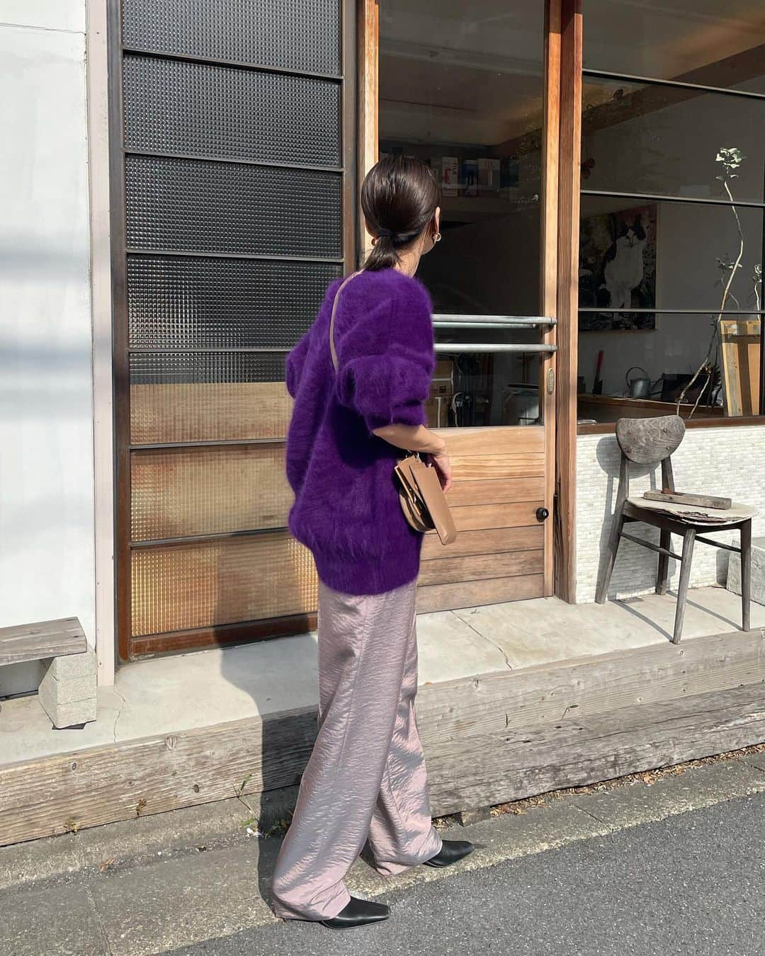 松本恵奈さんのインスタグラム写真 - (松本恵奈Instagram)「今日の私服はめちゃくちゃお気に入りのパープル×パープルのコーディネートでした♡ ビビッとなカラーがたまらなく可愛いです☺️💕パンツもパープルだけど色んな色味に合わせやすいのでこちらもオススメアイテム◎ 発売中なので是非、checkしてみてねー！！  #clane #私服 #私服コーデ #お出かけ」11月25日 19時37分 - ena1123