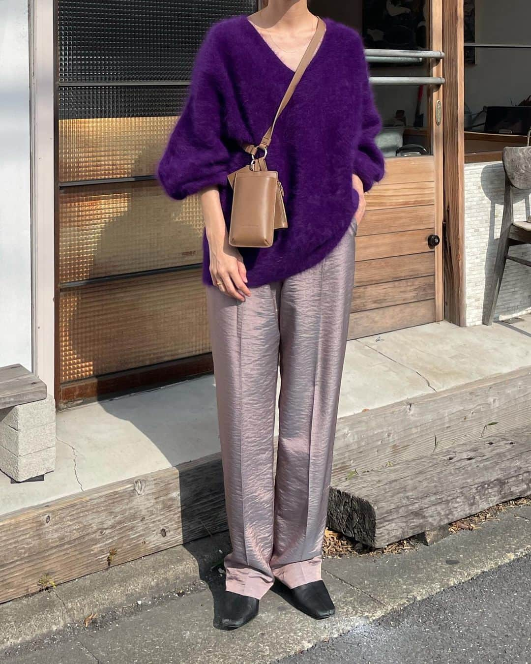 松本恵奈さんのインスタグラム写真 - (松本恵奈Instagram)「今日の私服はめちゃくちゃお気に入りのパープル×パープルのコーディネートでした♡ ビビッとなカラーがたまらなく可愛いです☺️💕パンツもパープルだけど色んな色味に合わせやすいのでこちらもオススメアイテム◎ 発売中なので是非、checkしてみてねー！！  #clane #私服 #私服コーデ #お出かけ」11月25日 19時37分 - ena1123