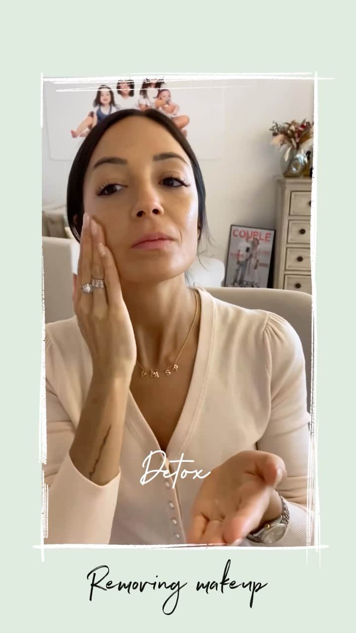 アンナ・オルティス（イニエスタの妻）のインスタグラム：「Al volver a casa… removing makeup ✨✨  家に着いたら、、、メイク落とし✨✨」