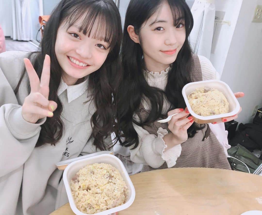 ニコ☆プチのインスタグラム：「🐼✨  有名なチャーハンでランチ😋🎀  私服がラテカラーな、のあてぃん＆みあいでした☺︎🤎  #川崎王愛 #濱﨑心愛 #大盛りチャーハン😵‍💫🤍」
