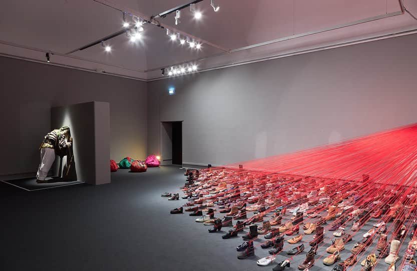 塩田千春さんのインスタグラム写真 - (塩田千春Instagram)「The installation „Over the Continents“ is currently exhibited as part of the group show „CORPUS DOMINI“ @palazzorealemilano Milano, Italy.  Exhibition date: Oct 27, 2021 - Jan 30, 2022  For more information visit: https://www.palazzorealemilano.it/en/mostre/dal-corpo-glorioso-alle-rovine-dellanima  #groupshow #art #installation #overthecontinents #red #thread #shoes Photos by Edoardo Valle」11月25日 20時16分 - chiharushiota