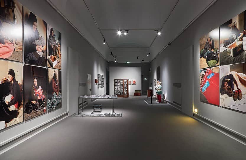 塩田千春さんのインスタグラム写真 - (塩田千春Instagram)「The installation „Over the Continents“ is currently exhibited as part of the group show „CORPUS DOMINI“ @palazzorealemilano Milano, Italy.  Exhibition date: Oct 27, 2021 - Jan 30, 2022  For more information visit: https://www.palazzorealemilano.it/en/mostre/dal-corpo-glorioso-alle-rovine-dellanima  #groupshow #art #installation #overthecontinents #red #thread #shoes Photos by Edoardo Valle」11月25日 20時16分 - chiharushiota