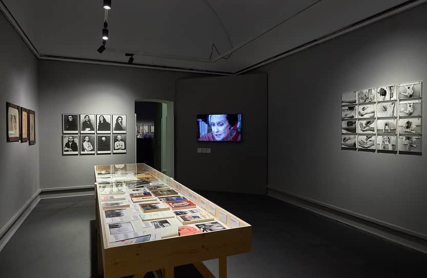 塩田千春さんのインスタグラム写真 - (塩田千春Instagram)「The installation „Over the Continents“ is currently exhibited as part of the group show „CORPUS DOMINI“ @palazzorealemilano Milano, Italy.  Exhibition date: Oct 27, 2021 - Jan 30, 2022  For more information visit: https://www.palazzorealemilano.it/en/mostre/dal-corpo-glorioso-alle-rovine-dellanima  #groupshow #art #installation #overthecontinents #red #thread #shoes Photos by Edoardo Valle」11月25日 20時16分 - chiharushiota