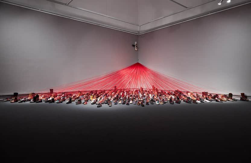塩田千春さんのインスタグラム写真 - (塩田千春Instagram)「The installation „Over the Continents“ is currently exhibited as part of the group show „CORPUS DOMINI“ @palazzorealemilano Milano, Italy.  Exhibition date: Oct 27, 2021 - Jan 30, 2022  For more information visit: https://www.palazzorealemilano.it/en/mostre/dal-corpo-glorioso-alle-rovine-dellanima  #groupshow #art #installation #overthecontinents #red #thread #shoes Photos by Edoardo Valle」11月25日 20時16分 - chiharushiota