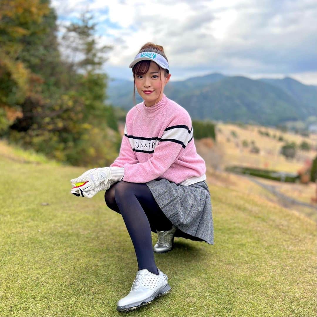 高橋としみさんのインスタグラム写真 - (高橋としみInstagram)「ピンクのセーターに合わせて チークが濃いめの日（笑）  新しくゲットした フットジョイ　@footjoy.japan の シューズ【eComfort】を紹介します✨  たくさんのプロゴルファーも着用しているモデル！ インソールにクッション性に優れた 足当たりの良い素材を使用しているので スパイク型のシューズだけど地面からの 突き上げを感じにくくなっているそうです😊  しかも軽量で防水力がたかい👍  私はコーディネートがしやすい シルバー×ブラックにしました✨ 全部で5色あるので見てみて✨ #ゴルフ#ゴルフ女子#golf#フットジョイ#フットジョイゴルフシューズ」11月25日 20時27分 - toshimi_1002