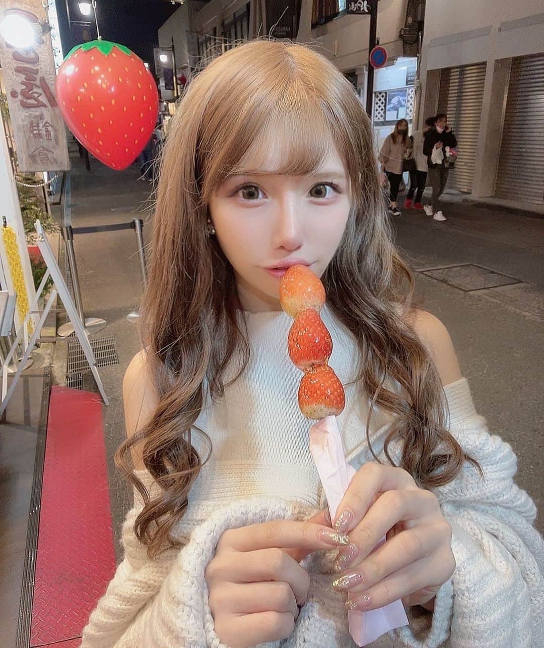 にゃいりんのインスタグラム：「🍓🍓🍓 . いちご飴飴ｪ . .」