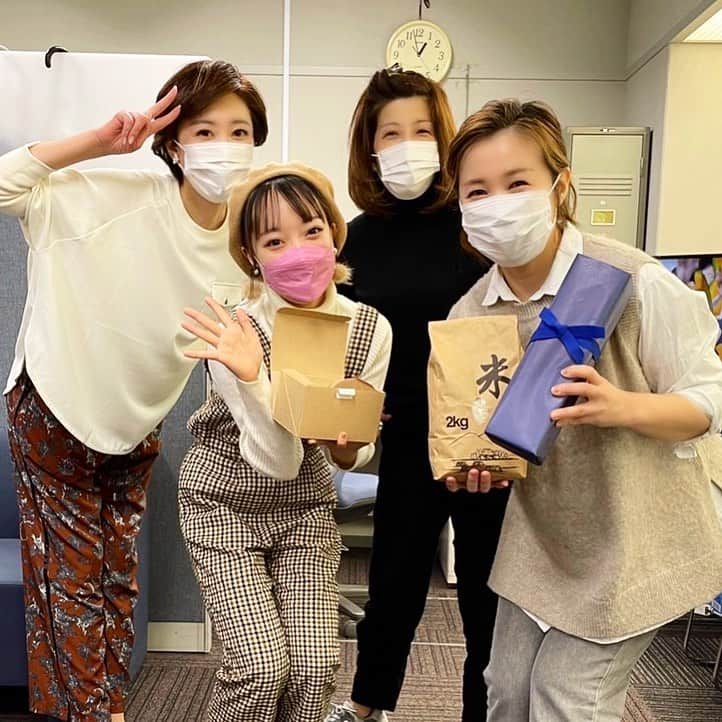 のインスタグラム：「雨の日も風の日も、早朝勤務の日も、深夜まで放送の日も。何ひとつ文句言わずメイクしてくれるあやさんの誕生日。  あなたがいてくれるから、働けています🍀  いつも、ありがとう。素敵な１年になりますように！」