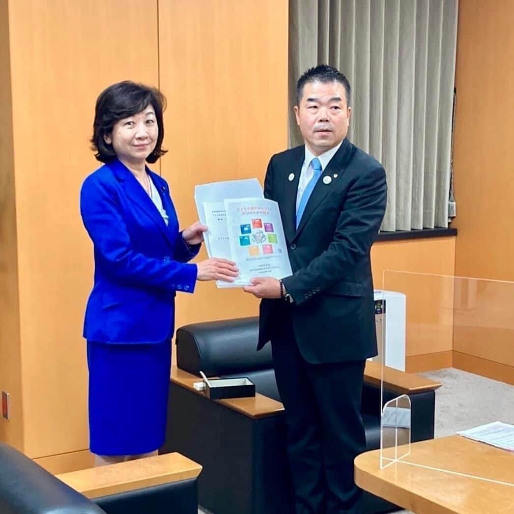 野田聖子さんのインスタグラム写真 - (野田聖子Instagram)「全国知事会次世代育成支援対策プロジェクトリーダーの三日月滋賀県知事と面会し、子どもの健やかな育ちと学びのための提言をいただきました。  #野田聖子 #滋賀県知事  #全国知事会」11月25日 20時46分 - seiko.noda