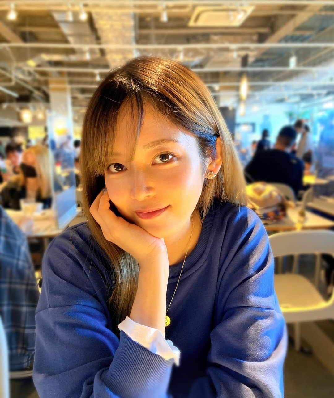 真原彩のインスタグラム：「お久しぶりです！お元気ですかー？   私は元気です！！   息抜きの時間って めちゃくちゃ大事だなと実感している 今日この頃です🏃‍♀️！     美味しいものを食べたり 睡眠を取ったり YouTube見たり🙏✨     忙しい中でも そういう時間を少しでも取れる様に 過ごすようにしてます☺︎     本当に健康が一番ですからねっ🥺 皆さんもお身体に気をつけて下さいねっ🥺     あとはやりたいゲームがたくさんあるんだけど 始めたら睡眠時間減っちゃいそうだから 我慢しています…😭笑       また更新します🙇‍♀️」