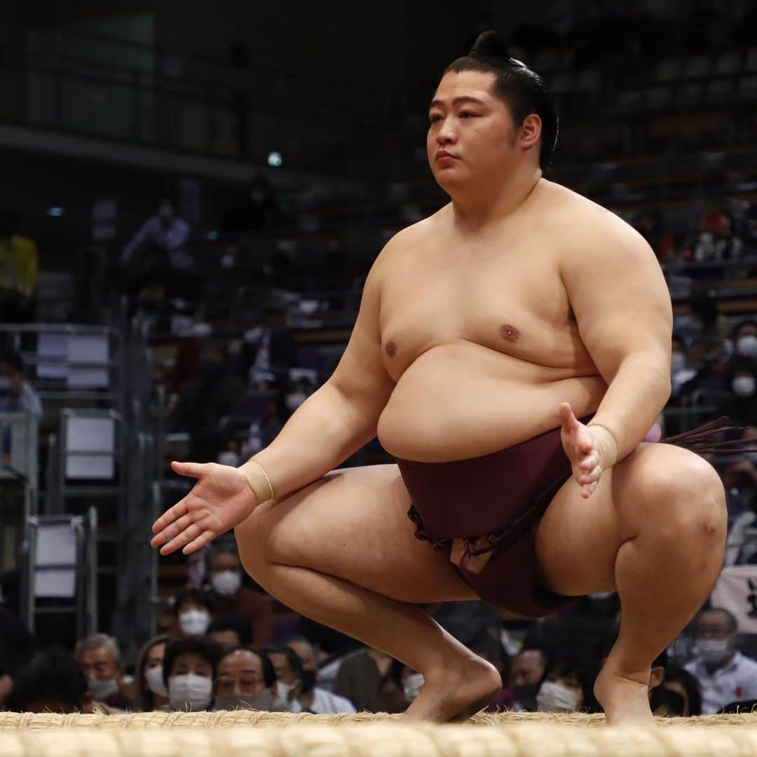 日本相撲協会さんのインスタグラム写真 - (日本相撲協会Instagram)「大相撲九州場所 十二日目！ 幕内では、照ノ富士が連勝を12に伸ばし、1敗で貴景勝と阿炎が追う展開。 十両は、2敗の一山本に3敗で王鵬、朝乃若、荒篤山が続く。  @sumokyokai  #大相撲 #sumo #相撲 #力士 #お相撲さん #japanphoto #sumowrestlers #japanculture  #十一月場所 #11月場所 #九州場所 #福岡 #照ノ富士 #貴景勝 #正代 #遠藤 #逸ノ城 #若隆景 #阿炎 #宇良 #一山本 #朝乃若」11月25日 21時04分 - sumokyokai