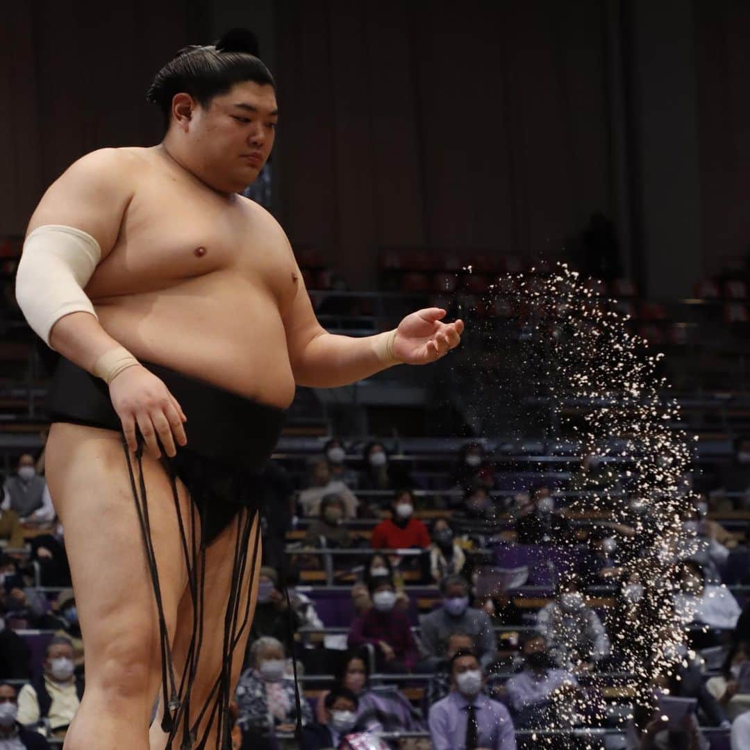 日本相撲協会さんのインスタグラム写真 - (日本相撲協会Instagram)「大相撲九州場所 十二日目！ 幕内では、照ノ富士が連勝を12に伸ばし、1敗で貴景勝と阿炎が追う展開。 十両は、2敗の一山本に3敗で王鵬、朝乃若、荒篤山が続く。  @sumokyokai  #大相撲 #sumo #相撲 #力士 #お相撲さん #japanphoto #sumowrestlers #japanculture  #十一月場所 #11月場所 #九州場所 #福岡 #照ノ富士 #貴景勝 #正代 #遠藤 #逸ノ城 #若隆景 #阿炎 #宇良 #一山本 #朝乃若」11月25日 21時04分 - sumokyokai