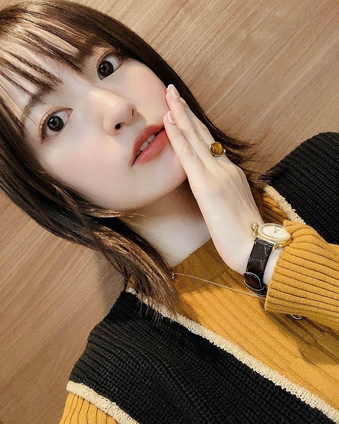 小松未可子さんのインスタグラム写真 - (小松未可子Instagram)「ネイルチェンジ！ 今回は綺麗なうちに📸 ニュアンスが好きでして… シンプル&アシンメトリー！  昔から爪は薄い方ですぐ二枚爪になりがちにんげんなので、 ジェルネイルで強化されてると安心します…いや自爪強化しないとね…  あと、たまたまドラッグストア寄ったら…絶滅危惧種と言われていたリップモンスターを発見…おおおお！！！！キセキ！ この色しか残ってなかったけど！笑  買ってみた！塗ってみた！売り切れるだけあるね…めちゃめちゃ付け心地いいね…👍  唇荒れやすいにんげんなので 荒れないリップ重宝します… 他の色も欲しい〜💋」11月25日 21時08分 - mikako_komatsu