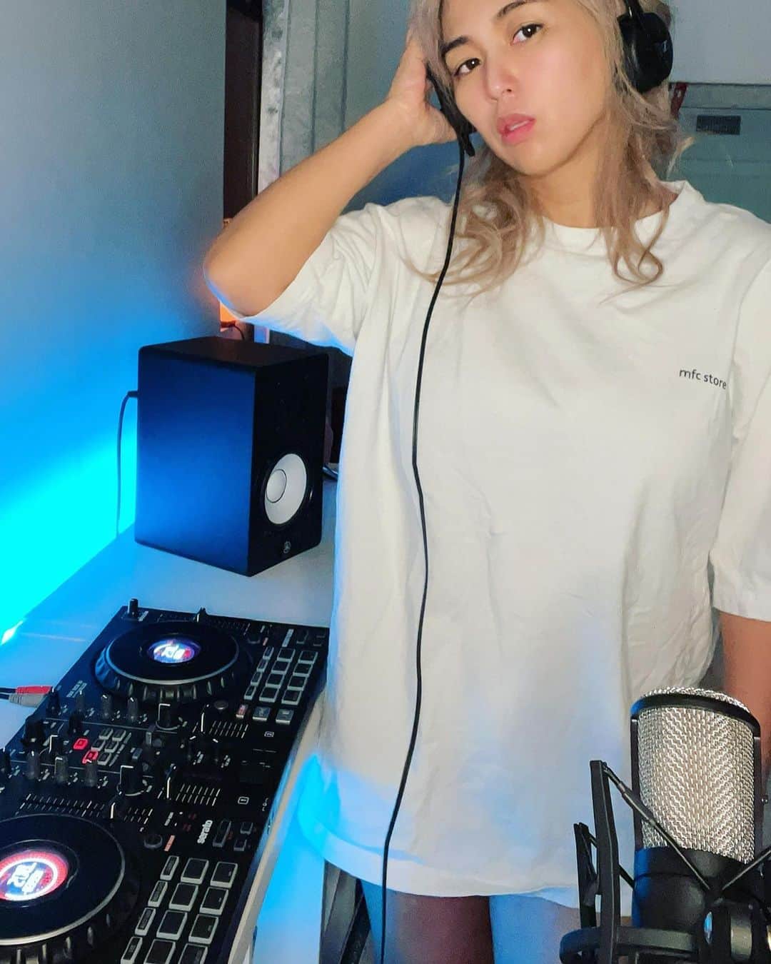 MINMIのインスタグラム：「今夜ポコチャ11月ファミリーのお誕生日会やるよ　生配信アプリで最近DJし始めたよ #mixtrackplatinumfx #numark ポコチャ垢は　@minmidesu #numark のコントローラー　めちゃ調子いい初心者でもすぐ使えた✨　@infinity16telac ありがとう tshirts @mfc_store  @hiroto_kondo」