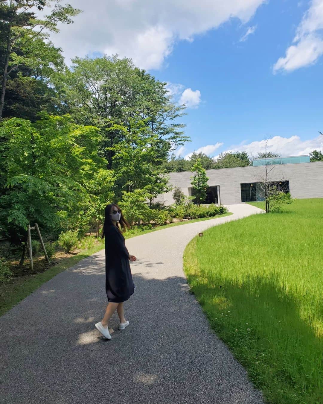 保坂玲奈さんのインスタグラム写真 - (保坂玲奈Instagram)「自然とアートと(夜のお酒)を楽しんだ #那須観光 🌿⁡ ⁡ ⁡ ワンピースは @monergolf からのお下がり､⁡ 170cmと高身長なのに､洗濯したら縮んだらしい。笑⁡ ⁡ ⁡ ⁡ ⁡#思ったより楽しかった#那須ハイ #那須#栃木観光#那須高原#栃木グルメ#栃木旅行#那須塩原#塩原温泉#那須ハイランドパーク#nsyard#奈良美智#yoshitomonara#旅スタグラム#renaotravel_japan#renaotravel#arttrip」11月25日 21時19分 - __renao_0707