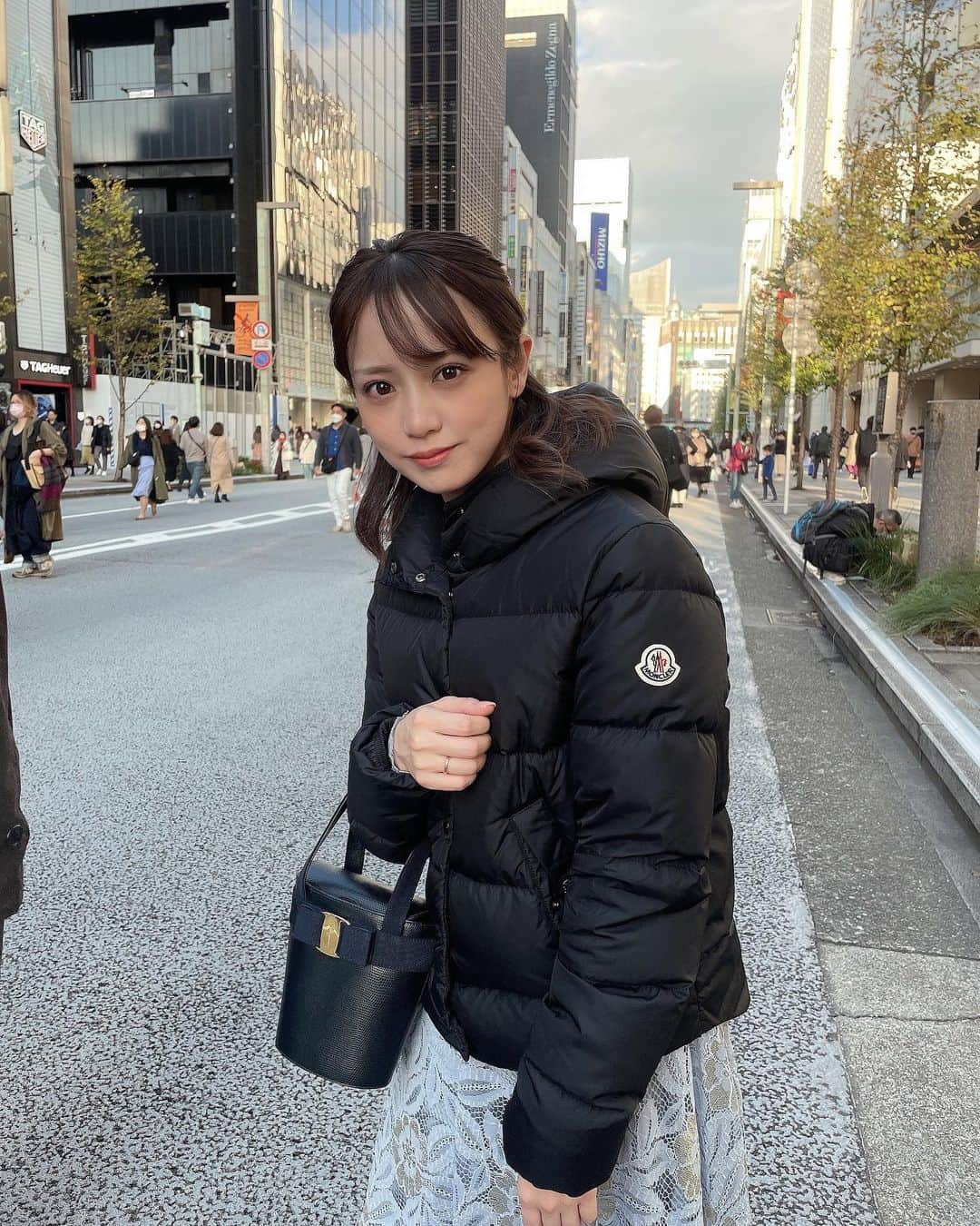 奥仲麻琴さんのインスタグラム写真 - (奥仲麻琴Instagram)「. 久しぶりに歩行者天国の銀座へ行った気がします。 母が何十年も前に買ったであろうフェラガモのカバンの形が可愛くてお気に入りです☺︎」11月25日 21時25分 - okunaka_makoto
