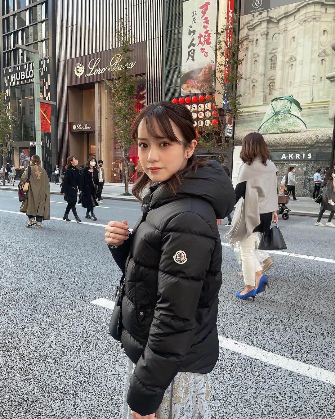 奥仲麻琴さんのインスタグラム写真 - (奥仲麻琴Instagram)「. 久しぶりに歩行者天国の銀座へ行った気がします。 母が何十年も前に買ったであろうフェラガモのカバンの形が可愛くてお気に入りです☺︎」11月25日 21時25分 - okunaka_makoto