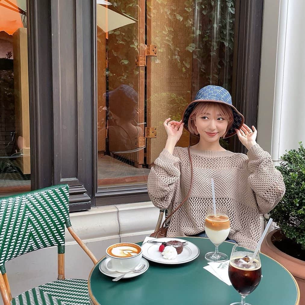 松尾 瞳のインスタグラム：「. 打ち合わせ帰りのラルフローレンカフェ☕️🌿  このハット今年買った物でいちばん愛用してるかも🙊💙」