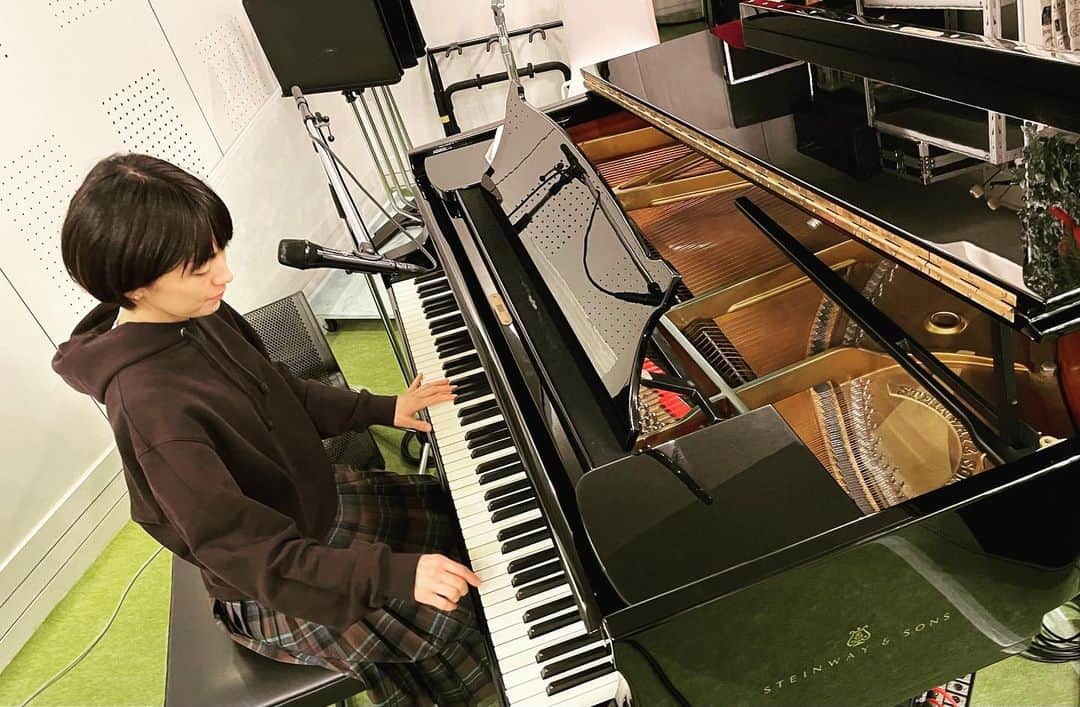 のインスタグラム：「12月12日のリハーサルでした。 久しぶりに皆と一緒に演奏🎹 弾きます。  寒くなってきましたが ほかほか。 がんばるぞ」