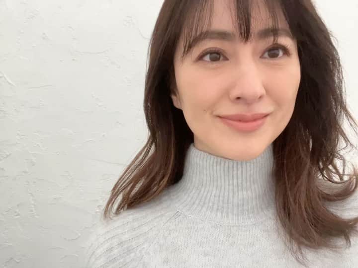 前田ゆかのインスタグラム：「今日はお天気も良くて 歩いてスタジオへ  偶然近くて歩ける距離のハウススタジオでの撮影！  うれしいー♪  #shooting  #近いスタジオ☺︎ #ヘアーメイク #神谷真帆ちゃん #好きなメークさん #最近インスタがスムーズにアップできない #アップするのに時間がかかるのは何ででしょう」