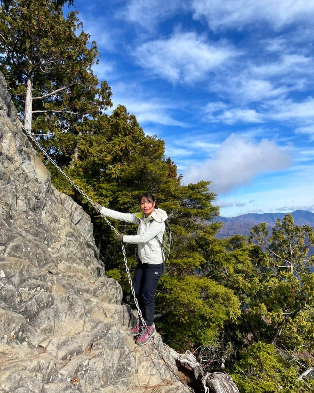 藤巻紗月のインスタグラム：「このまえの乾徳山登山の 運動不足ですが、たまに運動もしてます🦥 #乾徳山#登山#山梨百名山 #山登り」