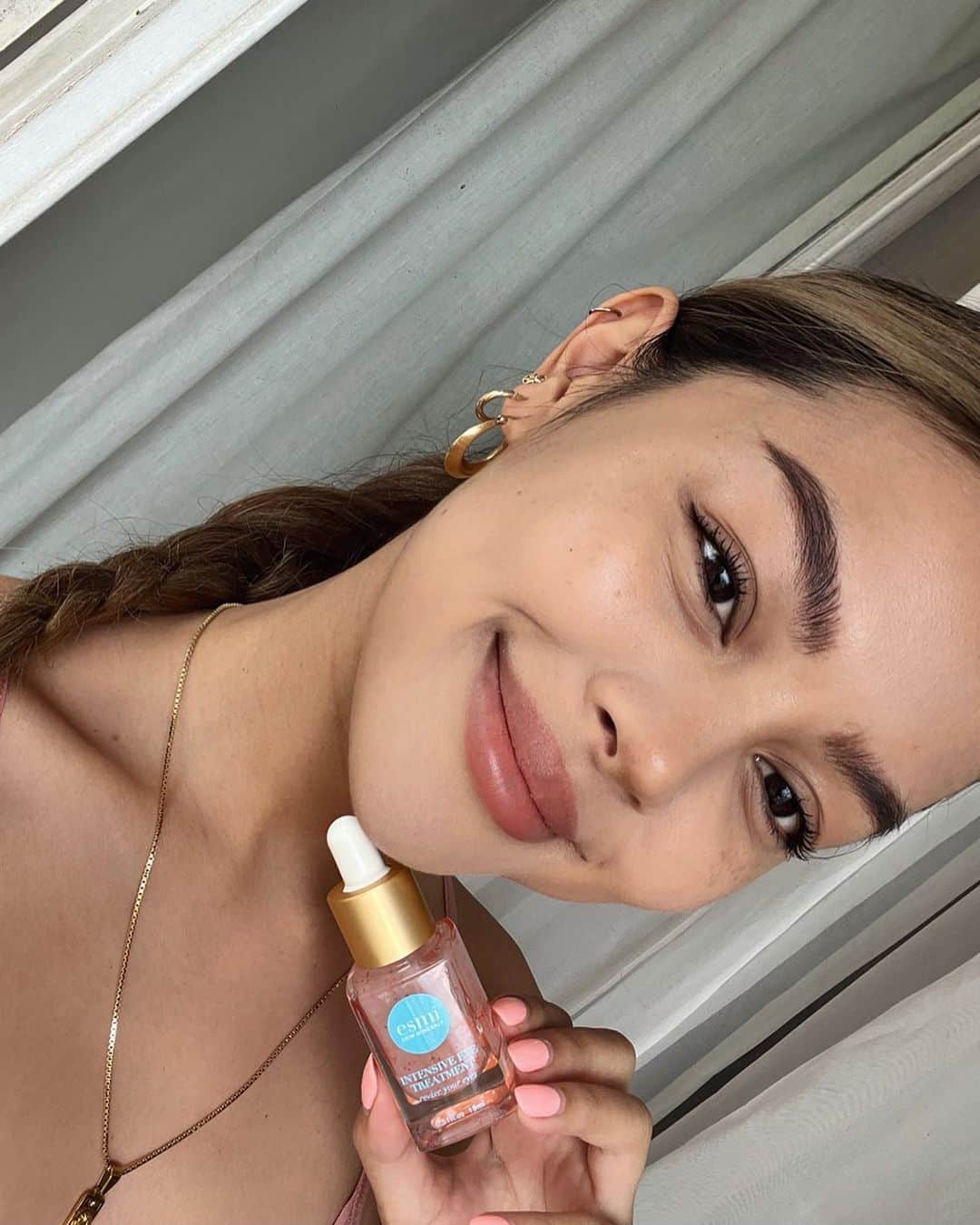 リリーマイマックのインスタグラム：「Good morning! Happy Friday! 😇 feeling fresh with my new @esmiskinminerals intensive eye treatment 🤩 #esmipartner .AD use code CYBER30 for 30% off 🖤」