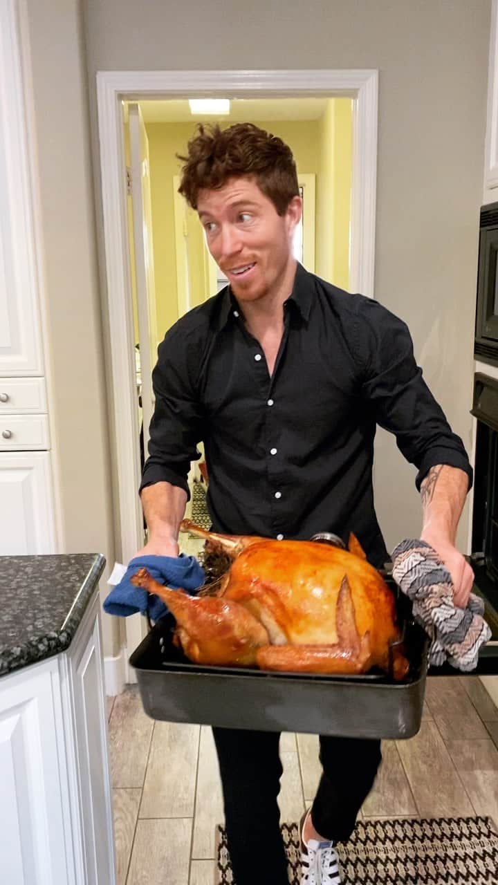 ショーン・ホワイトのインスタグラム：「Me pretending I had anything to do with this turkey besides taking it out of the oven …. 😂😂 I am giving thanks today for all the beautiful friends, family, and loved ones I have in my life.」