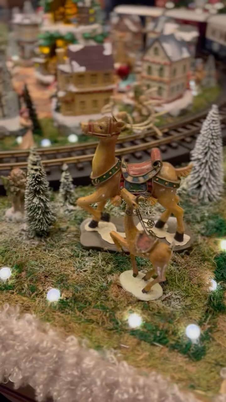 のインスタグラム：「童心にかえりました☺️ クリスマス仕様のホテル椿山荘東京🎄 庭園から中継をさせていただき、ロビーに戻ると... #thetime_tbs  #クリスマス #ホテル椿山荘東京 #ミニチュア  #サンタクロース  #tbsアナウンサー  #tbs #篠原梨菜」