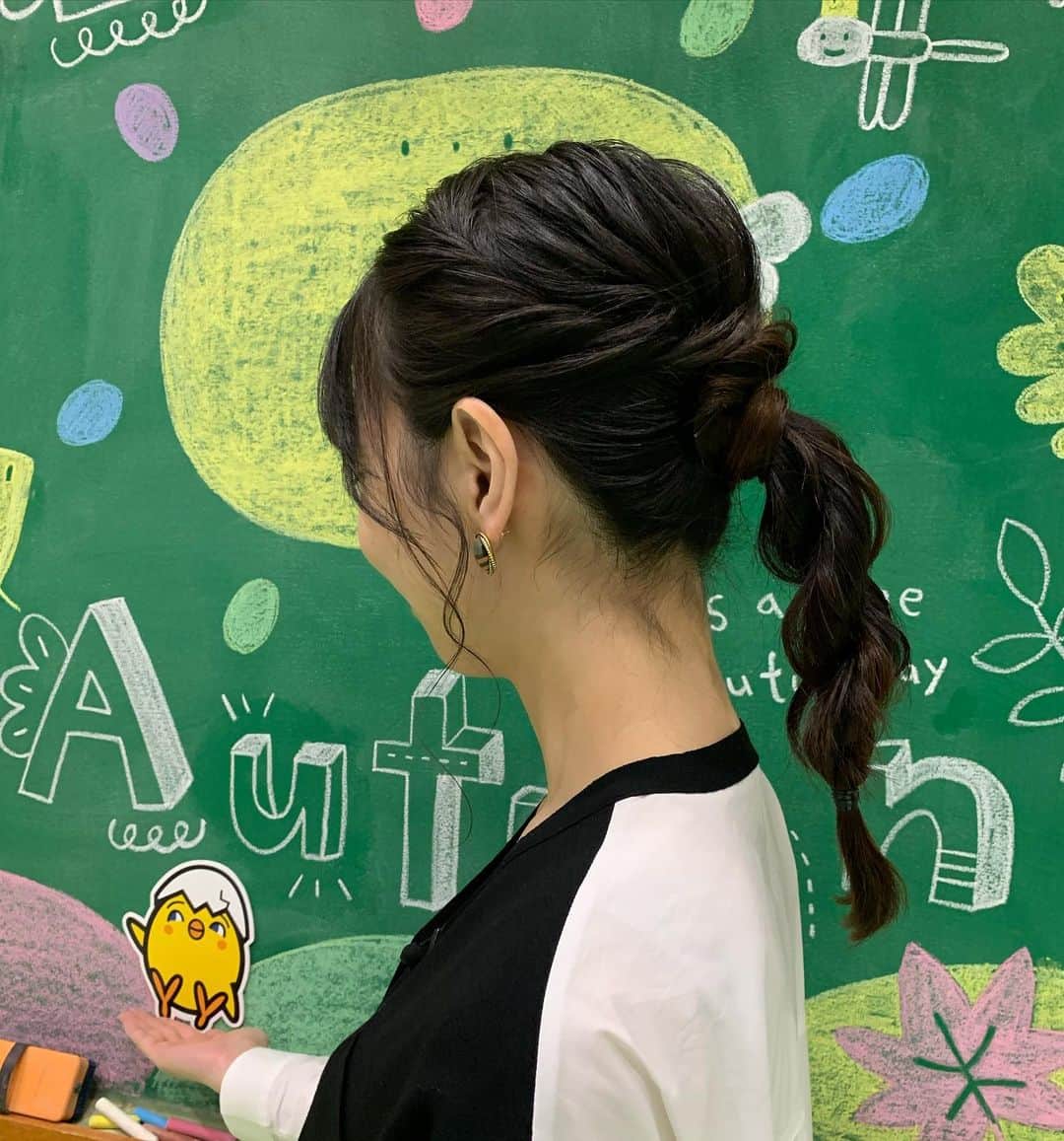 虎谷温子のインスタグラム：「今日もヘアスタイルが凝っているので、後ろから撮ってもらいました！ ピヨたつを、手のひらで転がしている様子です。笑 #すまたん」