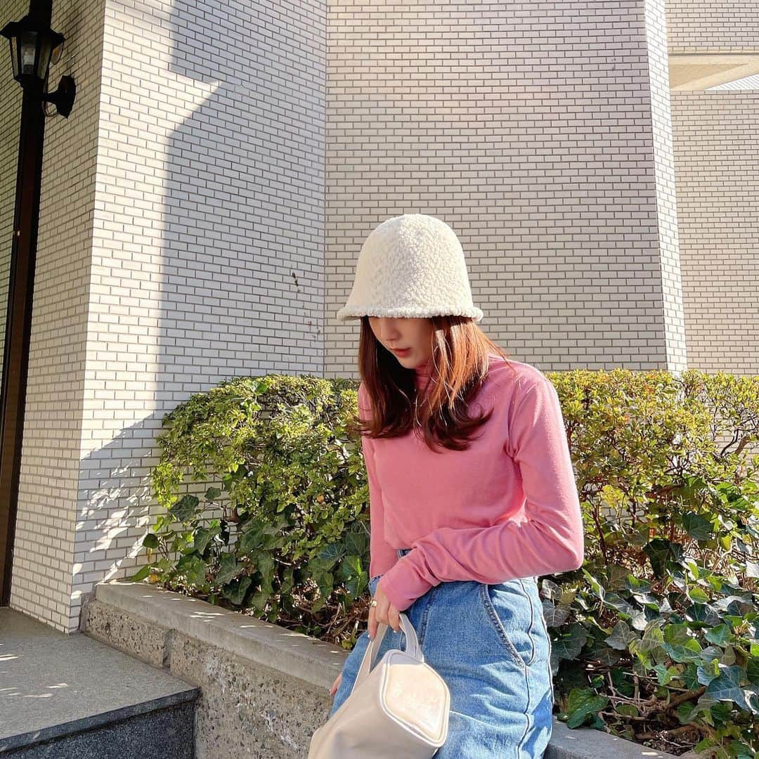 ひよんのインスタグラム：「💓💓  だいすきなピンク💓 やっぱり可愛い色がすき☺️✨  こういうピンクタートルって丁度かわいい色があまりないし、 ポイントとしても使えるから便利だよ😍 トップス重ねてピンクを少しだけ見せる感じも可愛いから これから沢山使えるアイテム☺️！ 9unqのアイテムだから発売楽しみにしててね😆  #ひよん #ひよん服 #9unq #クアンク」