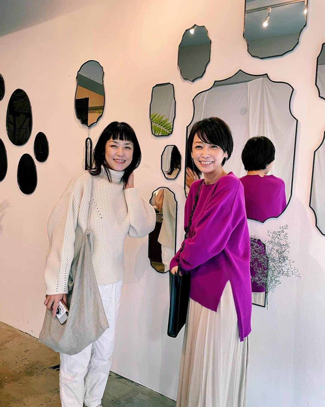 加藤紀子のインスタグラム：「鹿児島を始めとした、 南九州のあちこちで開催中の 『ash DESIGN&CRAFTFAIR2021』 ストーリーズ連発投稿失礼してます。  あまりに素敵な作品ばかりで えみちゃんも私もトキメキという興奮止まらず。 羨ましい才能をガビガビ浴びさせて頂いてます。  そんな二人が、この興奮をシェア！と、 本日11月26日18時頃から、　@ash_designcraft のアカウントよりインスタライブします！  ash巡りで何を思い、何を感じたか （あと、ずっと美味しいも楽しんでます）、たくさんの魅力なんかをお話出来たらと思います！ ぜひ、お付き合いくださいませ！  さあ、今日も廻るぞー！  #ash_designcraft」