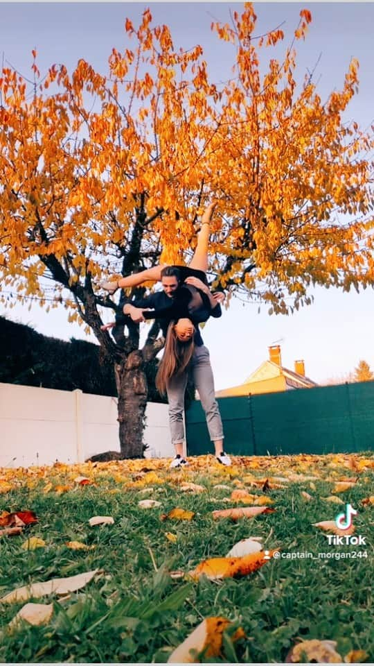 モルガン・シプレのインスタグラム：「Fly with me like autumn leaf 🍁 #lift #move #dance #autumn #fly #couple #pairs #couplegoals #live #love」