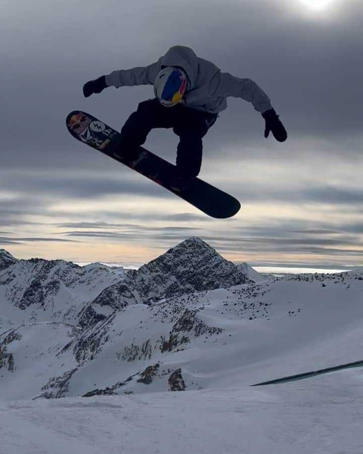 マルクス・クリーブランドのインスタグラム：「Lap through Stubai🥶 vid: @monsroisland | #snowboarding」