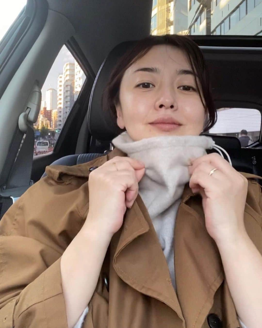 小林かなさんのインスタグラム写真 - (小林かなInstagram)「. 息子を塾へと送った帰り道。 車の中の密な会話も２月までと思うと、 嬉しい半分、寂しい半分。  @elendeek の顔まで優しくすっぽり包んでくれる 柔らかハイネック着て、 今週末のフリマに出品する洋服たちを無事、お届け完了。間に合って、ほ！  神宮外苑の銀杏並木も 今週末がきっと最後の見頃🍂」11月26日 1時19分 - kana__kobayashi