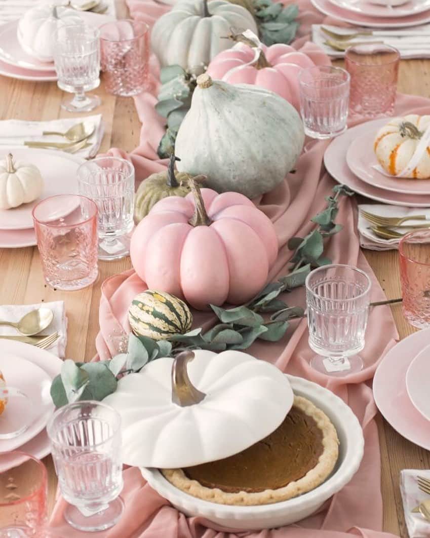 キャサリンマランドリーノのインスタグラム：「The dreamiest set up…Happy Thanksgiving from CM! 💕  * * * Via Pinterest #happythanksgivng #happyholidays #thanksgiving #pumpkinpie#thanksgivingdecor」