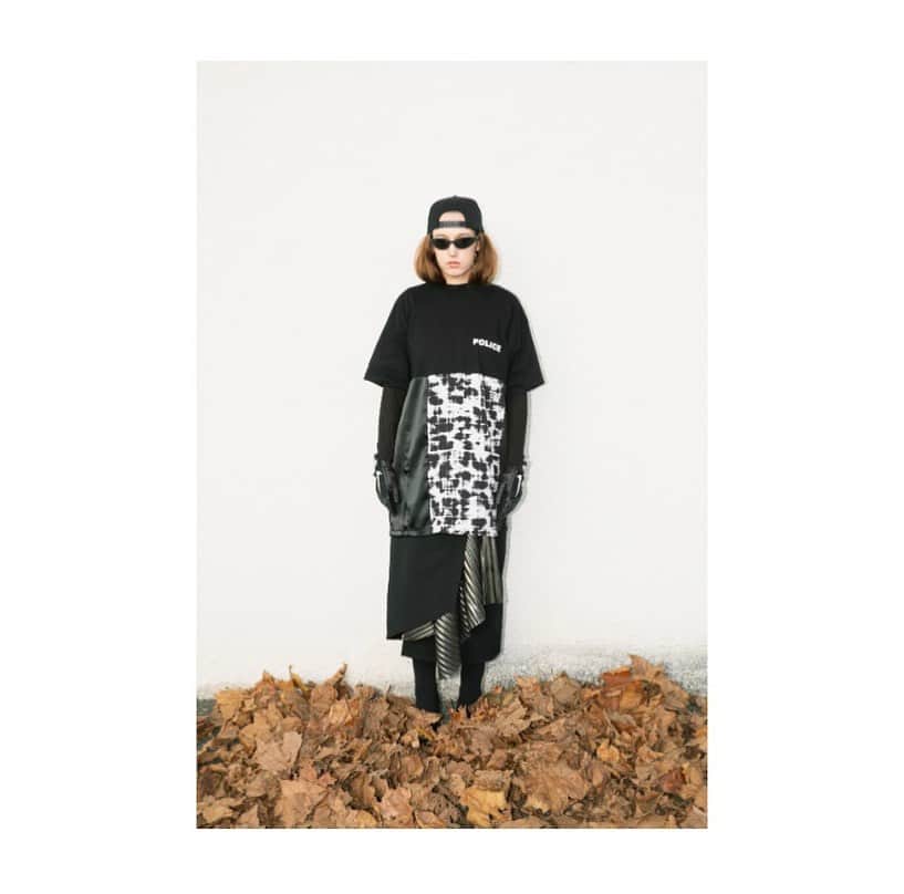 アンドレアクルーズのインスタグラム：「Nouvelle collaboration : ANDREA CREWS et LE RELAIS. Lance une nouvelle marque d ‘upcycling @upcycle_r_   📸 @jonathanllense_cw  Midel @renauade   LE RELAIS c’est les bornes dans lesquelles vous jetez les vêtements dont vous ne voulez plus.! En France LE RELAIS collecte en moyenne 1000 tonnes de nos vêtements par jour. C’est dans la merde qu’il faut chercher le trésor ! Notre savoir écologique c’est lupcycling et c’est cette matière textile que nous valorisons. Nous travaillons avec la coopérative d’insertion de Chanteloup les vignes ou nous avons installé un atelier de couture. Le SOCIAL deviendrait il FASHION ? #fashionrevolution #upcycleyourselftowanda  #socialfigure」