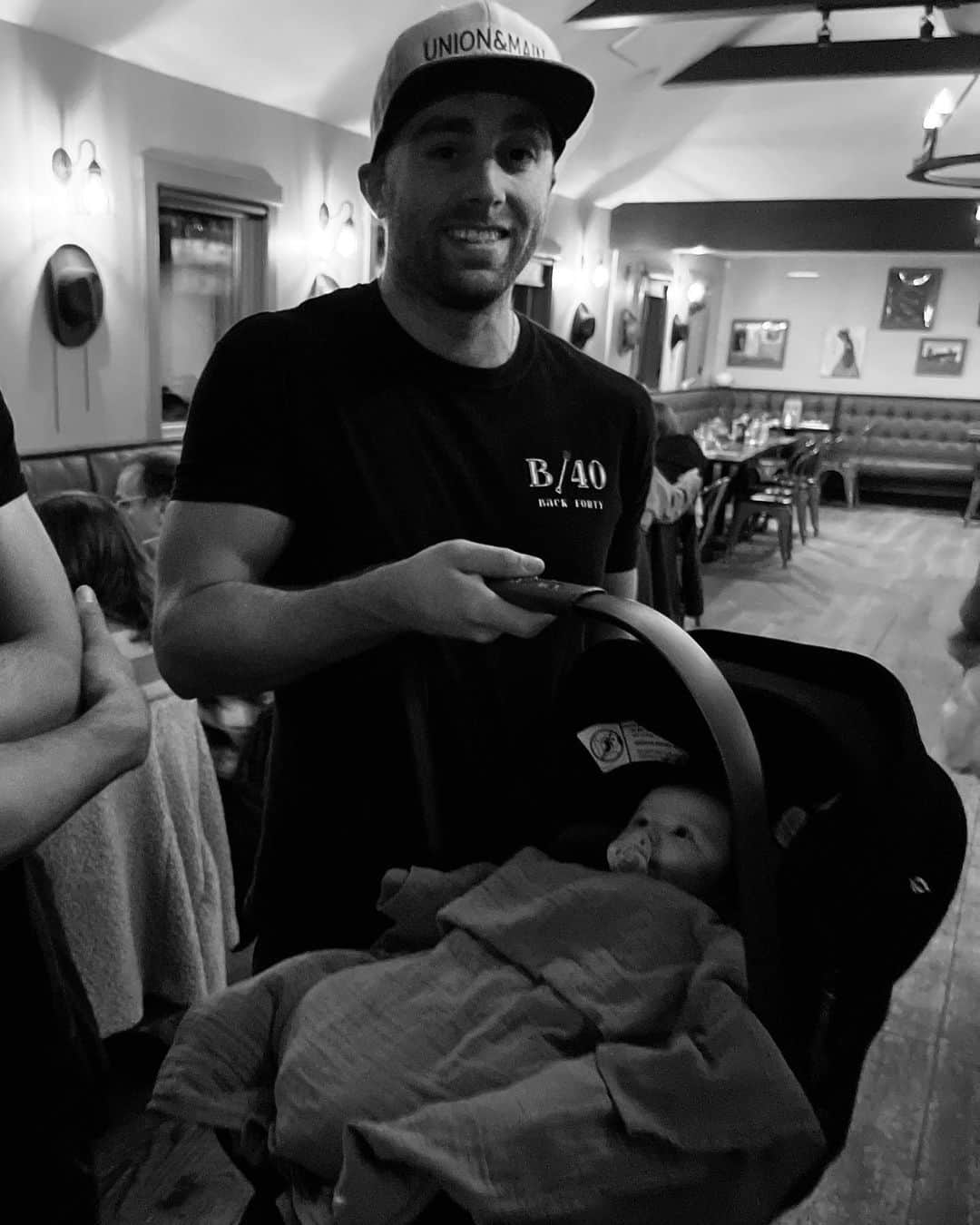 オリビア・カルポさんのインスタグラム写真 - (オリビア・カルポInstagram)「Family night at @back40ri and I got to meet my new adorable niece!!!!!! Happy Thanksgiving everyone. So much to be thankful for ❤️🙏🏼❤️🙏🏼🙏🏼 Dress is @superdown @revolve ❤️」11月26日 4時57分 - oliviaculpo