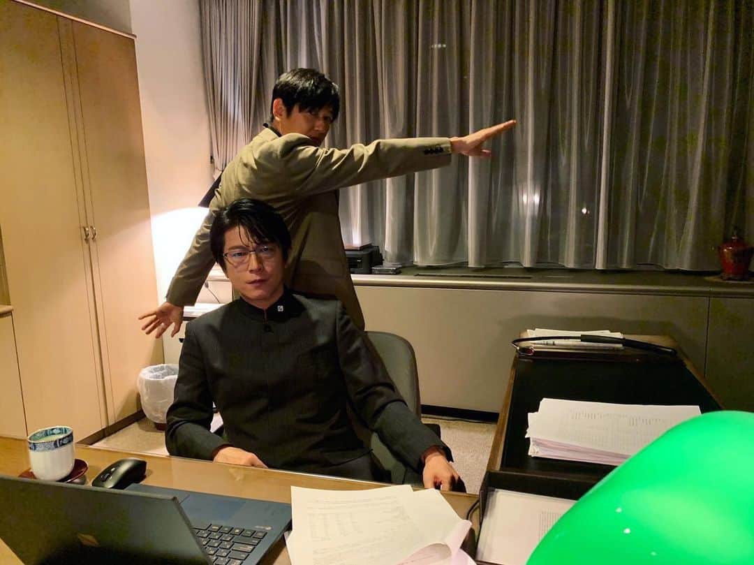 最愛のインスタグラム：「本日夜10時から第7話放送‼︎ このお二人の熱い闘いも、7話の見どころのひとつです😳❤️ 最愛名物、番犬vs専務さん🔥  #最愛ドラマ #tbs #井浦新 #及川光博 #第7話今夜10時」