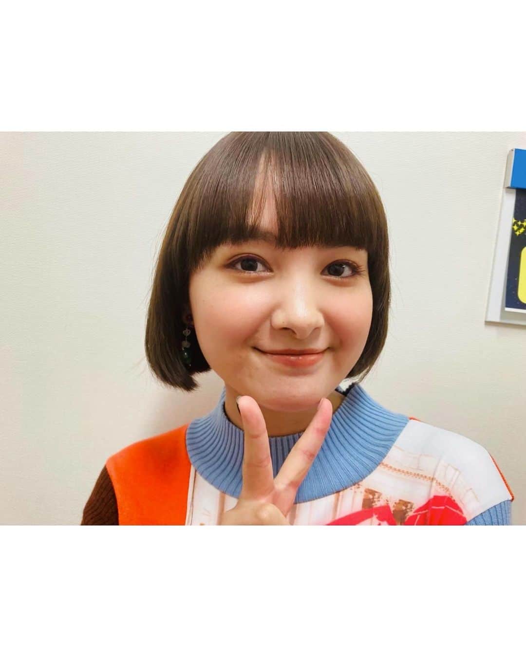 のインスタグラム：「「ネタパレ」  お邪魔しました！ 今回もたくさんたくさん笑いました🤣  いつも収録が楽しみな、 本当に楽しい番組です☺️  今夜23時40分からです。  ぜひ！  #冬のライオン  イヤリング #donatellapellini 靴 @freelance_paris」