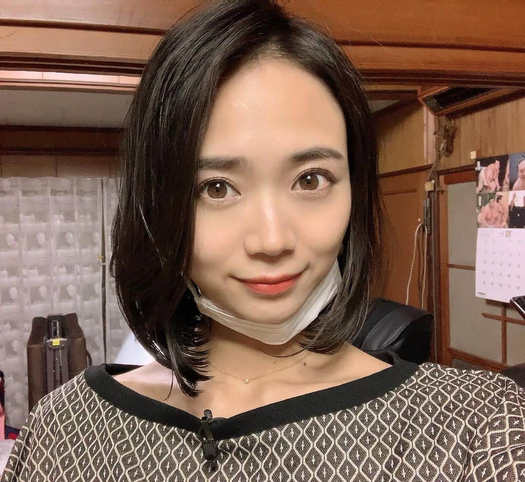 緑川静香のインスタグラム：「『それって⁉︎実際どうなの課』 観てくださった皆様ありがとうございましーたん☺️❤️ ⁡ 歴代最高額！？に等しいくらいの高額でしたね✨✨👏 ⁡ 村上家の皆様、ほんとにお世話になりました🙇‍♀️ 放送にはのっていませんが、最後、惺南ちゃん華月ちゃんがお手紙をくれて、こんな私の為に寂しいって泣いてくれて、私も号泣するという事件もありました。笑 ⁡ お父さんお母さんもずっと優しくて、とにかく癒されました❣️ 久々の40万越え、嬉しかったです😌 ⁡ ドローンパイロットとしてのお仕事もぜひお待ちしております💕笑  さぁ、次はどんな方にお逢いできるかな、楽しみです❣️ ⁡ #それって実際どうなの課  #見逃した方はtverで1週間無料で観られます #スクショしてたら #顔の表情が豊かすぎて #全然可愛らしいショットが撮れない笑 #結果発表の時の衣装は #セシルマクビー さんです」